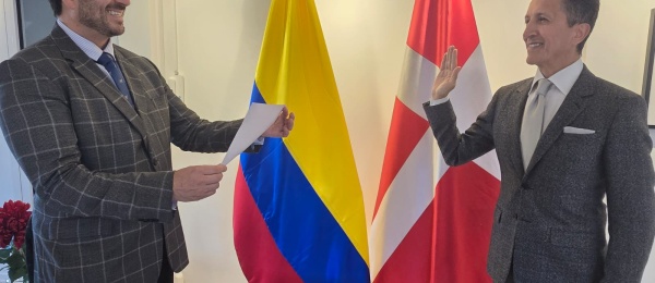 Foto del acto protocolario en el que Javier Darío Higuera Ángel asume como Embajador de Colombia ante el Reino de Dinamarca